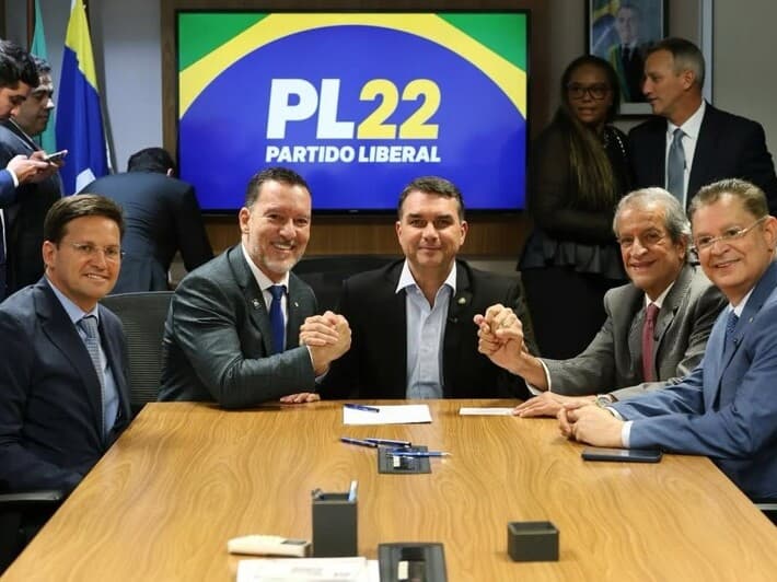 Flávio Bolsonaro e Valdemar Costa Neto filiaram  no ato de filiação do deputado Vinicius Carvaalho, de São Paulo, que deixou o Republicanos. - Reprodução/Redes sociais