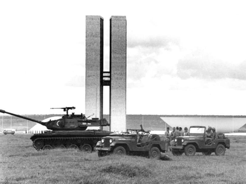 Debate sobre o golpe de 1964 acompanhou mudanças no cenário político brasileiro. - Arquivo Público do DF/Wikimedia Commons