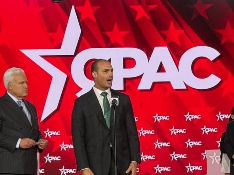 O ex-deputado Eduardo Bolsonaro afirmou em vídeo que enviaria registros de evento nos EUA para o pai, que cumpre prisão domiciliar. - Reprodução/Instagram/Eduardo Bolsonaro