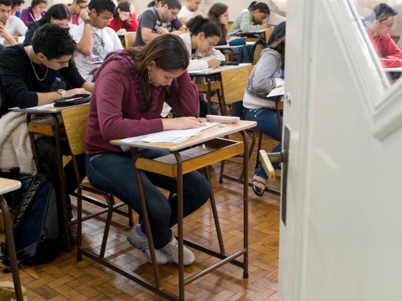 Projeto de lei 1.466/2026 busca garantir a formação crítica e cidadã através do reforço da filosofia e sociologia.  - Letícia Moreira/Folhapress, FOVEST