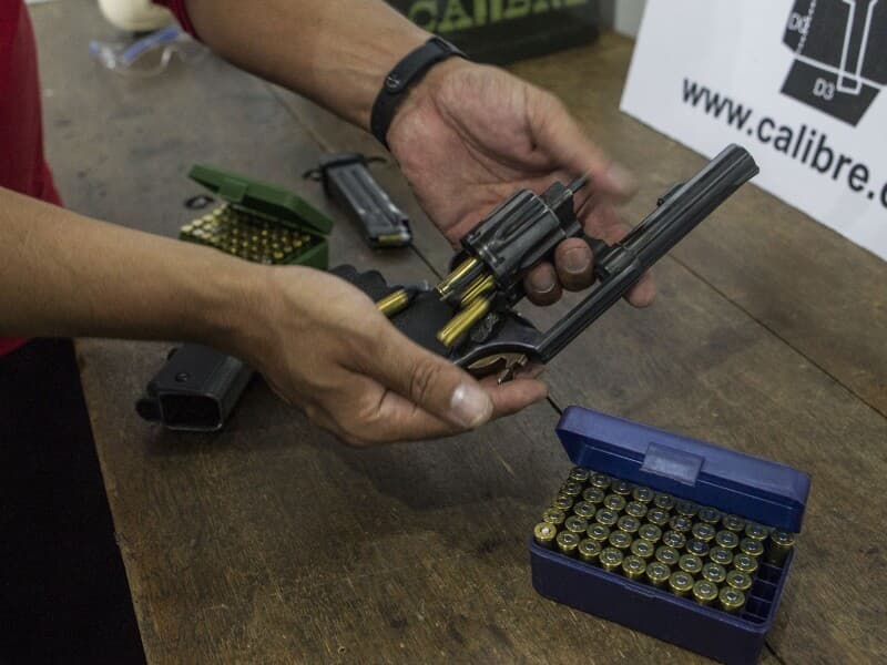 A medida aprovada pela comissão cria parâmetros para indenização de cidadãos que entregarem armas legalizadas à PF. - Jardiel Carvalho/Folhapress