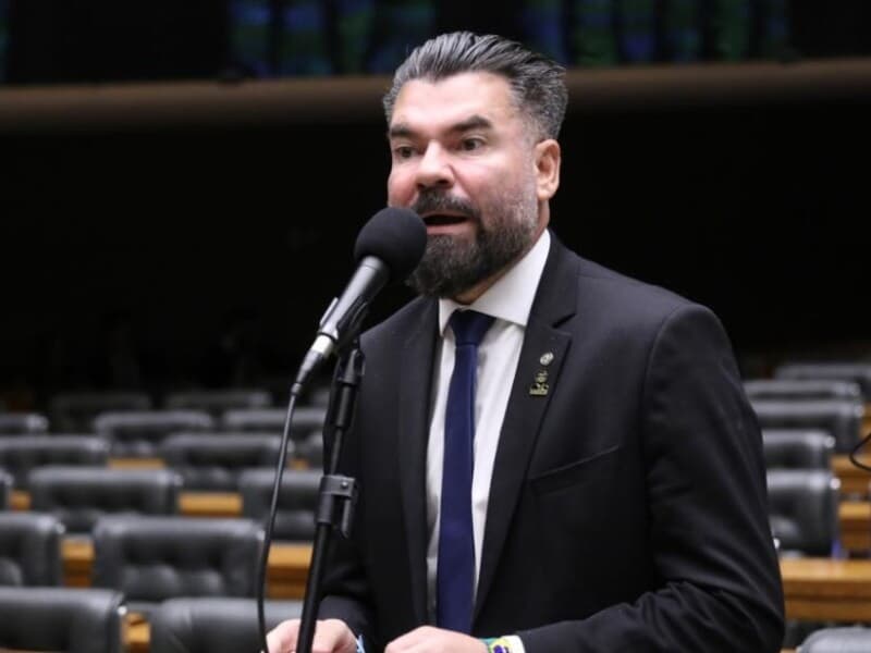 Projeto concede direito tanto à posse quando ao porte de arma de fogo. - Kayo Magalhães/Câmara dos Deputados