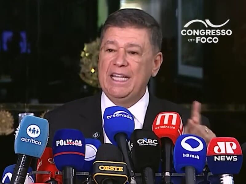 Declaração foi dada a jornalistas. - Reprodução/YouTube