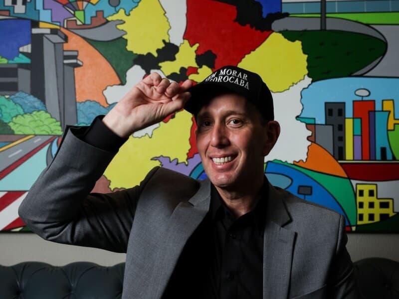 Rodrigo Manga comemorou retorno à prefeitura após ser alvo de operação da PF no final de 2025. - Zanone Fraissat/Folhapress