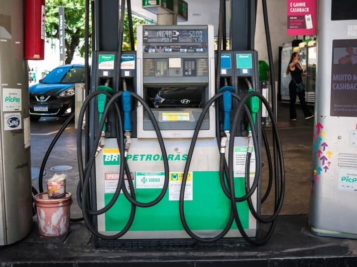 Guerra no Oriente Médio fez preço do petróleo disparar no mercado internacional, com impacto sobre a bombas nos postos brasileiros. - Angélica Alves /Fotoarena/Folhapress