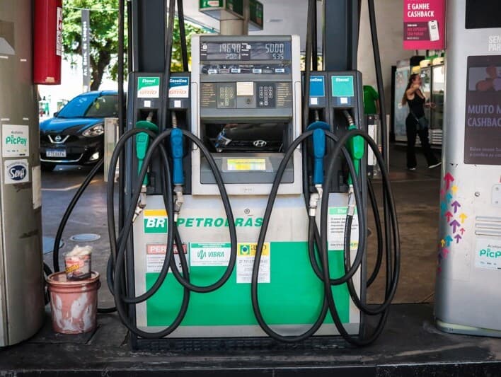 Guerra no Oriente Médio fez preço do petróleo disparar no mercado internacional, com impacto sobre a bombas nos postos brasileiros. - Angélica Alves /Fotoarena/Folhapress