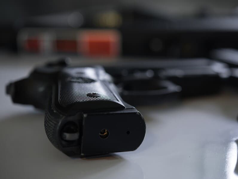 Projeto estende o direito ao porte a donos de lojas de armas e gerentes de estandes de tiros. - Freepik