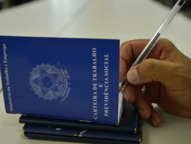 Propostas em discussão no Congresso põem limite à jornada de trabalho de cidadãos com carteira assinada. - Marcello Casal Jr./Agência Brasil