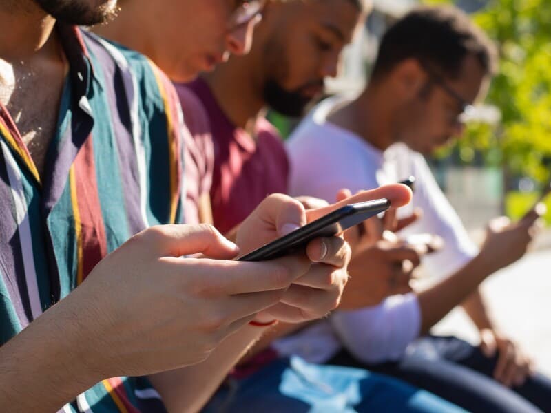 Projeto propõe limites a recursos de aplicativos para reduzir uso excessivo entre jovens. - Freepik