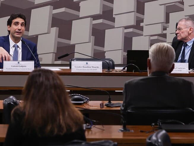 O presidente do BC, Gabriel Galípolo, e o presidente da CPI do Crime Organizado, Fabiano Contarato. - Lula Marques/Agência Brasil