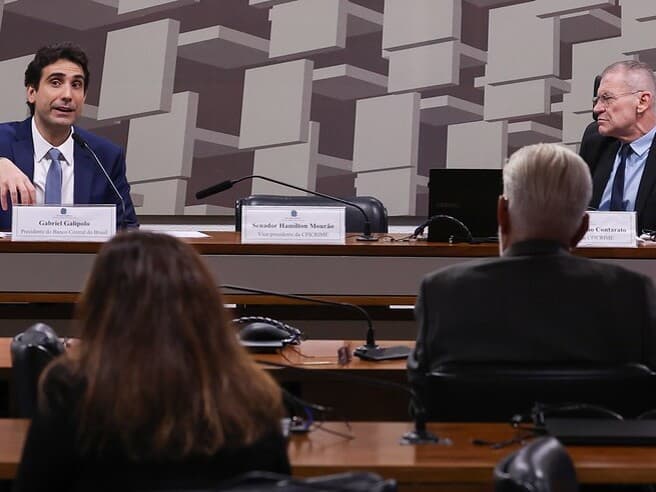 O presidente do BC, Gabriel Galípolo, e o presidente da CPI do Crime Organizado, Fabiano Contarato. - Lula Marques/Agência Brasil