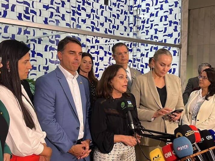 Flávio Bolsonaro e lideranças da bancada do PL na Câmara anunciaram a candidatura de Soraya Santos (ao centro) para o TCU. - Augusta Tenório/Folhapress