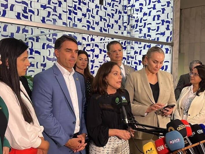 Flávio Bolsonaro e lideranças da bancada do PL na Câmara anunciaram a candidatura de Soraya Santos (ao centro) para o TCU. - Augusta Tenório/Folhapress