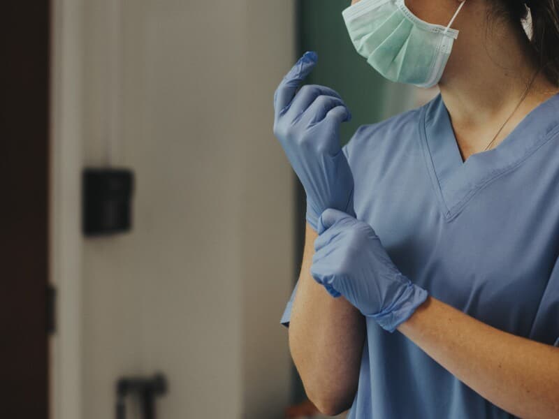 Proposta aprovada pela CCJ estabelece jornada máxima de 36 horas semanais para enfermeiros, técnicos e auxiliares. - Freepik