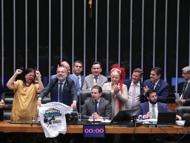 Deputados de vários partidos comemoram com o presidente da Câmara, Hugo Motta, a aprovação em primeiro turno da PEC. - Bruno Spada/Câmara dos Deputados