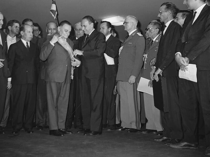 Eleito em 11 de abril pelo Congresso, Castello Branco assumiu a faixa presidencial no dia 15. Era o primeiro dos cinco presidentes generais da ditaudra militar. - Arquivo Nacional