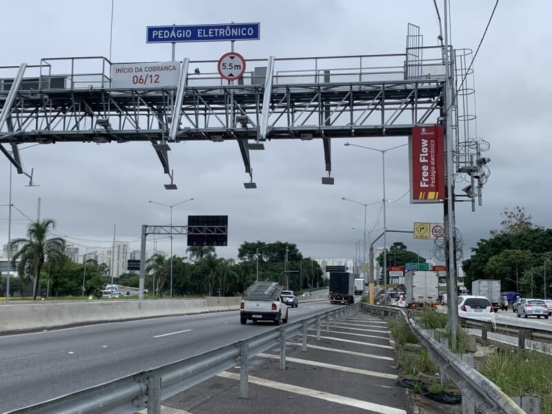 O projeto mantém cobrança da tarifa, mas extingue multa e pontos na CNH por inadimplência. - Oslaim Brito/Thenews2/Folhapress