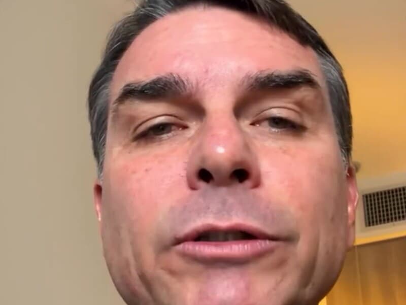 Vídeo de Flávio Bolsonaro utiliza frame de pessoas recolhendo comida em caminhão de lixo durante gestão de seu pai. - Reprodução/Instagram