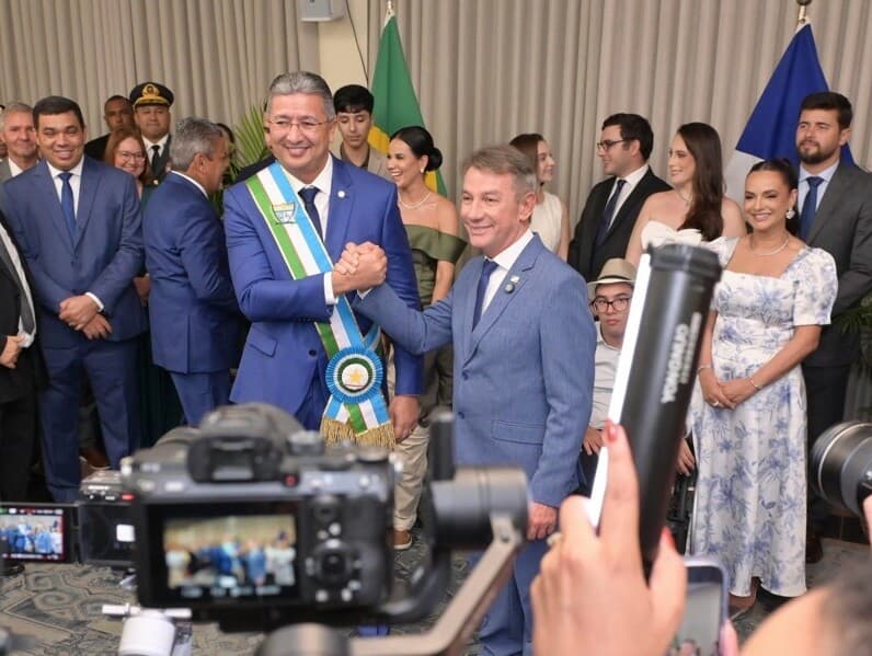 Damião e Denarium durante a transmissão de cargo em março. Eventual condenação complica pretensões eleitorais do atual e do ex-governador de Roraima. - Secom/Governo de Roraima