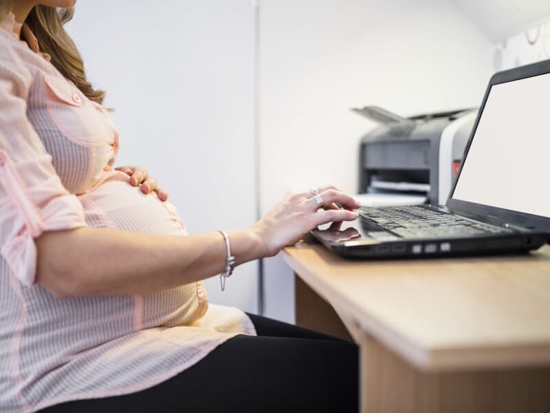 Contratos flexíveis têm menor proteção e ampliam a vulnerabilidade de gestantes. - Freepik