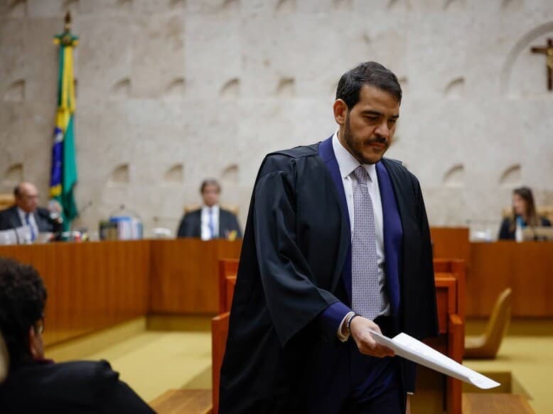 Jorge Messias em sustentação oral no STF no papel de advogado-geral da União. Ministro pode ocupar a vaga deixada por Luis Roberto Barroso no Supremo. - Pedro Ladeira/Folhapress