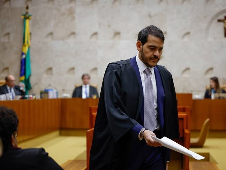 Jorge Messias em sustentação oral no STF no papel de advogado-geral da União. Ministro pode ocupar a vaga deixada por Luis Roberto Barroso no Supremo. - Pedro Ladeira/Folhapress