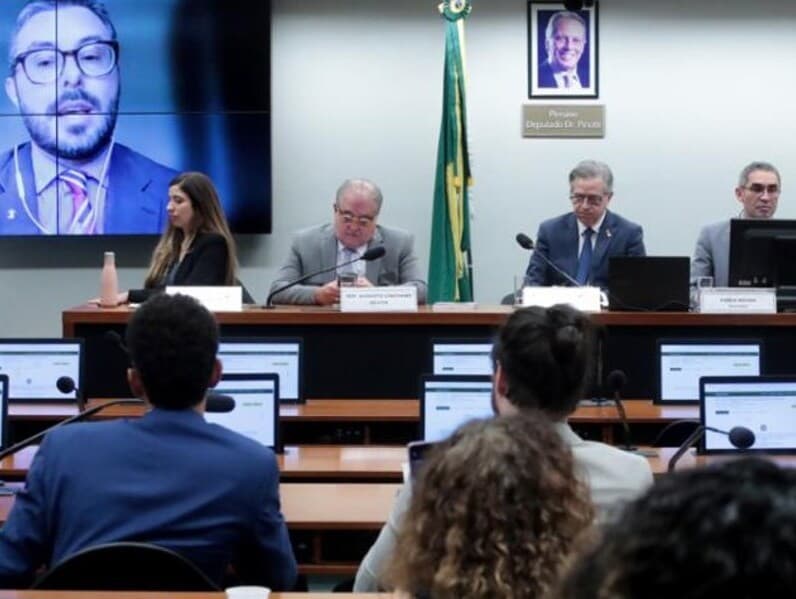 Reunião da comissão especial que discute a regulamentação dos trabalhos por aplicativos. - Bruno Spada/Agência Câmara