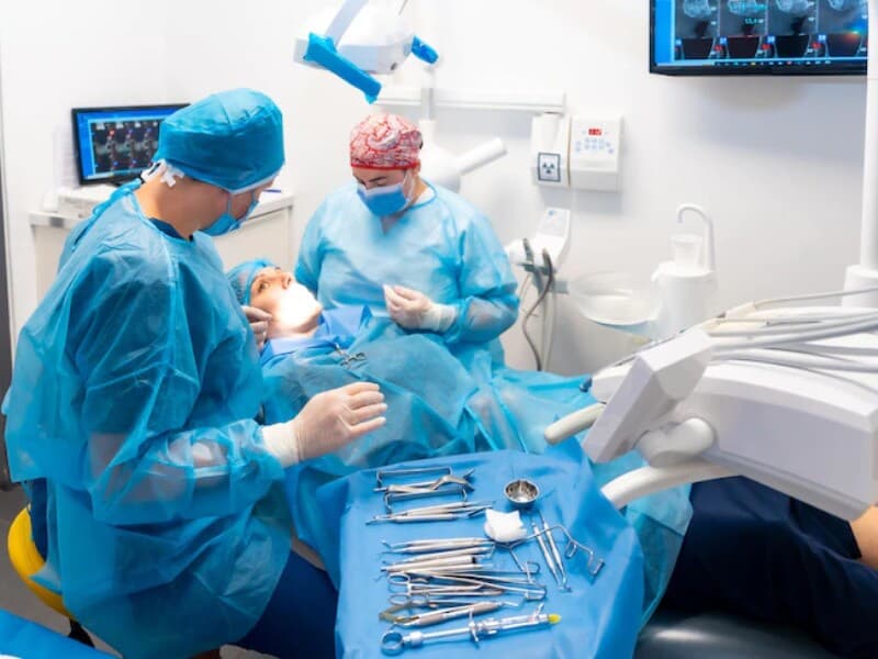 A aprovação do projeto ocorre em meio à pressão de categorias da saúde por valorização profissional e recomposição salarial. - Freepik