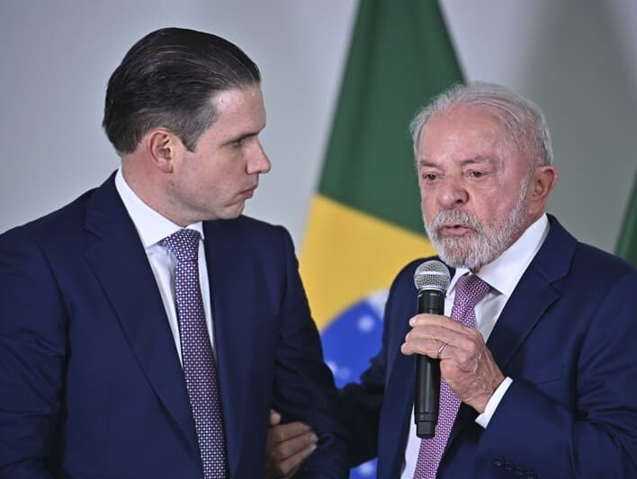 Hugo Motta e Lula querem priorizar votação do fim da escala 6x1; não se sabe, porém, qual proposta será votada. -  Ton Molina/Fotoarena/Folhapress