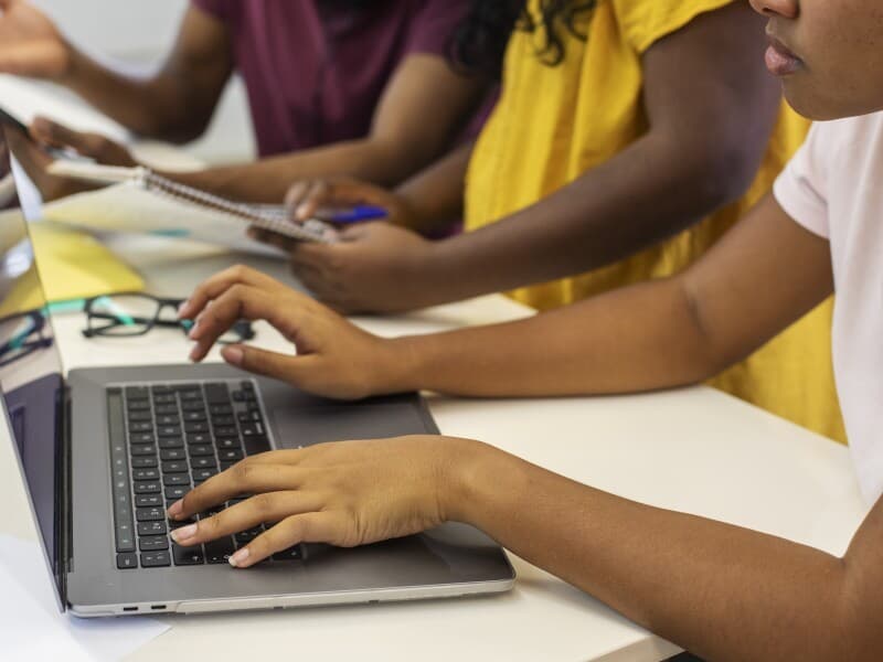 Inclusão de novas disciplinas no ensino médio reacende debate sobre preparo digital nas escolas brasileiras. - Freepik