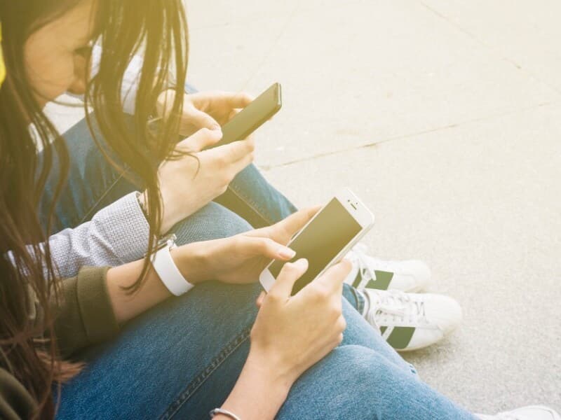 Deputada alerta que exposição às redes sociais é nociva para o desenvolvimento de crianças e adolescentes. - Freepik