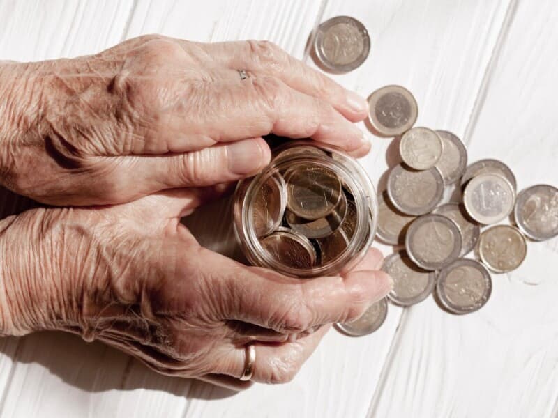 Deputado destaca que, com o passar da idade, aposentados passam a depender mais do valor de suas aposentadorias. - Freepik