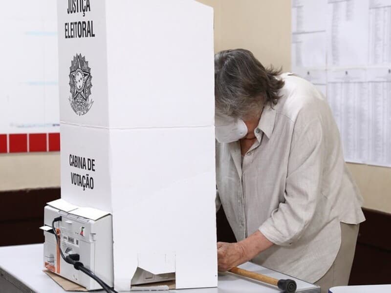 Números também demonstram queda nas abstenções de eleitores idosos, em contraponto ao eleitor mais jovem. - Alejandro Zambrana/Secom/TSE