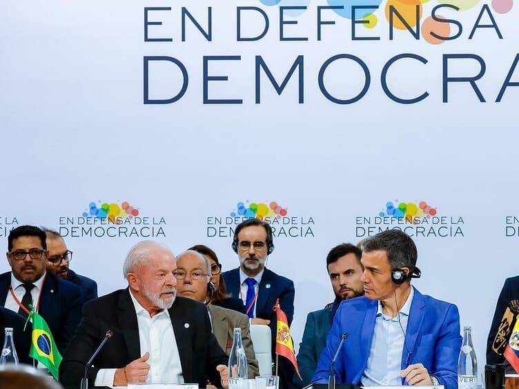 Lula na abertura da 4ª Reunião de Alto Nível do Fórum Democracia Sempre, na Espanha. Ao seu lado, o presidente do governo da Espanha, Pedro Sanchéz. - Ricardo Stuckert/PR