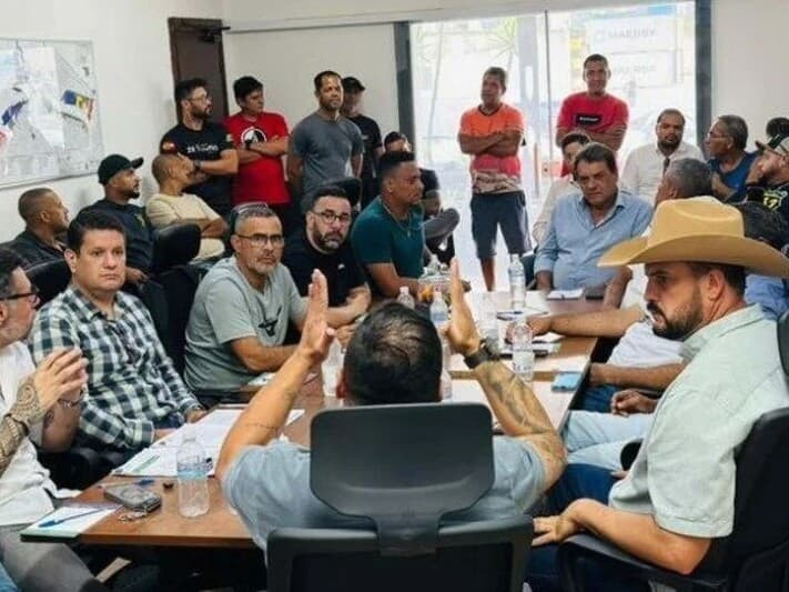 Zé Trovão (de chapéu) em encontro com representates dos caminhoneiros para discutir a MP do Frete. - Ascom/Zé Trovão