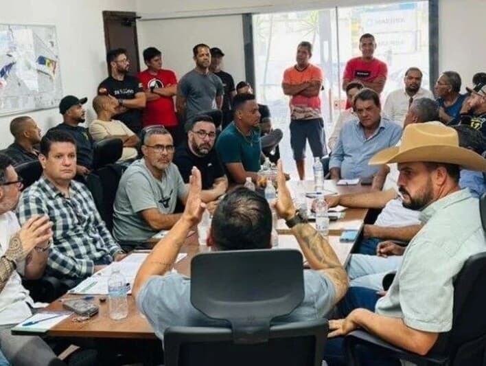 Zé Trovão (de chapéu) em encontro com representates dos caminhoneiros para discutir a MP do Frete. - Ascom/Zé Trovão