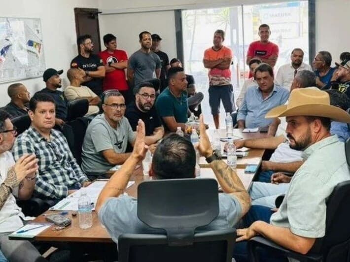Zé Trovão (de chapéu) em encontro com representates dos caminhoneiros para discutir a MP do Frete. - Ascom/Zé Trovão