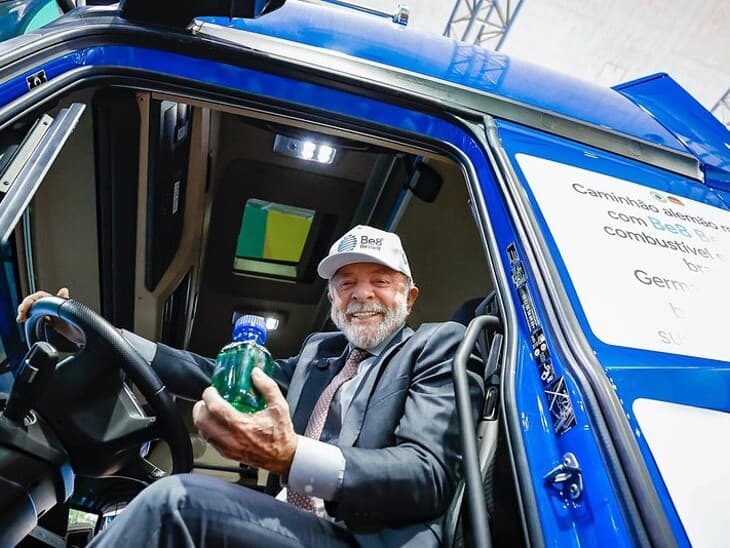 Lula exibe biocombustível brasileiro em feira na Alemanha. - Ricardo Stuckert/PR