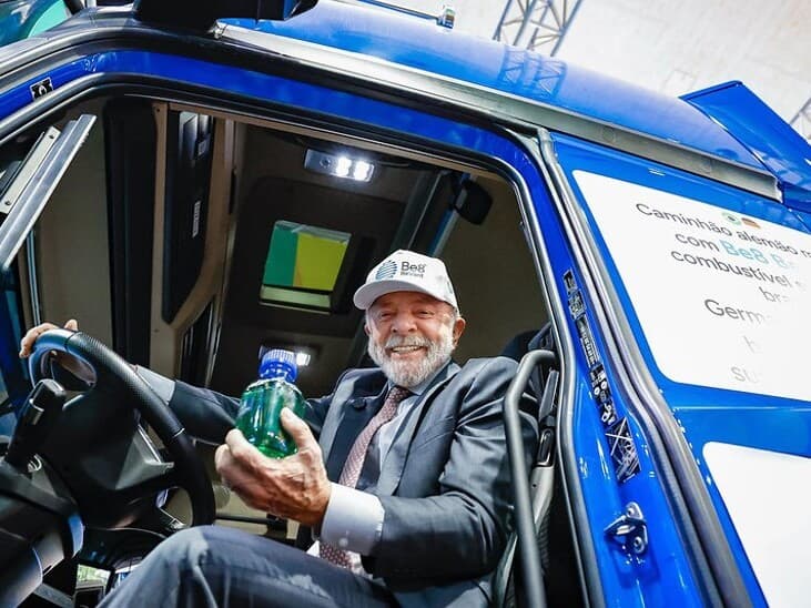 Lula exibe biocombustível brasileiro em feira na Alemanha. - Ricardo Stuckert/PR