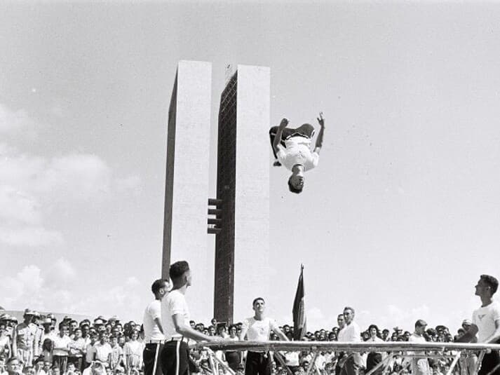 Inauguração do Congresso foi marcada, pelo lado de fora, por festa popular. - Arquivo Público do DF