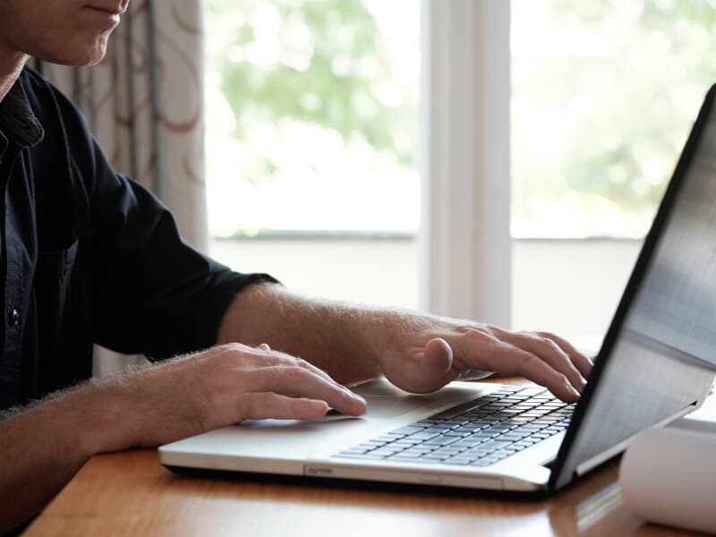 O projeto prevê pena de dois a cinco anos de prisão, além de multa. - Freepik