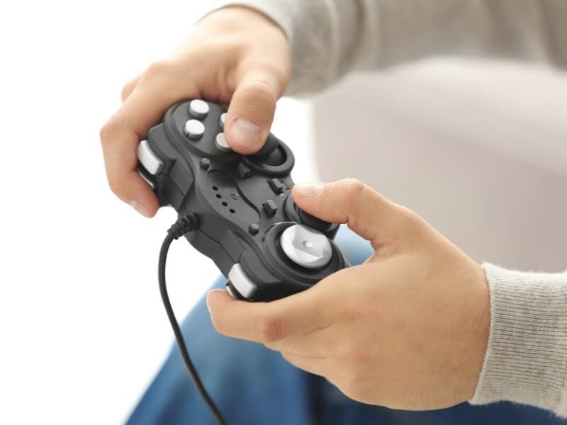 Relator destacou o potencial de uso de videogames para auxiliar na construção de habilidades cognitivas, emocionais e motoras. - Freepik