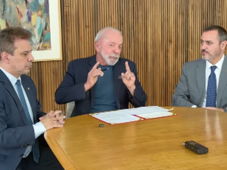 Lula deu declaração sobre retirada de credencial norte-americano ao lado do ministro da Justiça, Wellington César Lima e Silva, e do diretor-geral da PF, Andrei Rodrigues. - Reprodução/Instagram