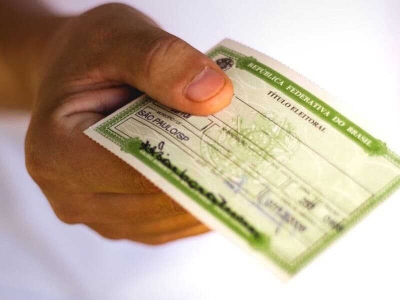 Título irregular pode impedir emissão de passaporte e posse em cargo público. - Getty Images