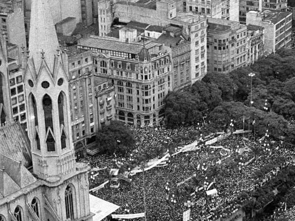 Comício na Praça da Sé, em 25 de janeiro de 1984, marcou a formação de uma frente ampla pela realização das eleições diretas. - Agência Brasil