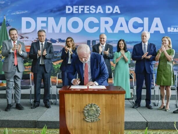 Lula vetou o projeto que reduz a pena dos condenados por atos golpistas em cerimônia no Palácio do Planalto no último dia 8 de janeiro, quando se completaram três anos da invasão às sedes dos Três Poderes. - Ricardo Stuckert/PR