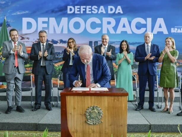 Lula vetou o projeto que reduz a pena dos condenados por atos golpistas em cerimônia no Palácio do Planalto no último dia 8 de janeiro, quando se completaram três anos da invasão às sedes dos Três Poderes. - Ricardo Stuckert/PR