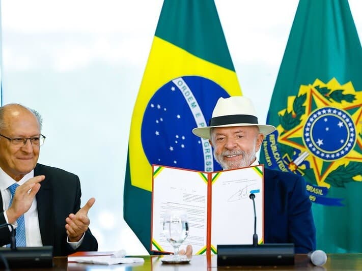 Acordo foi feito "a ferro, suor e sangue", disse Lula ao assinar o decreto do acordo entre União Europeia e Mercosul. - Ricardo Stuckert/PR