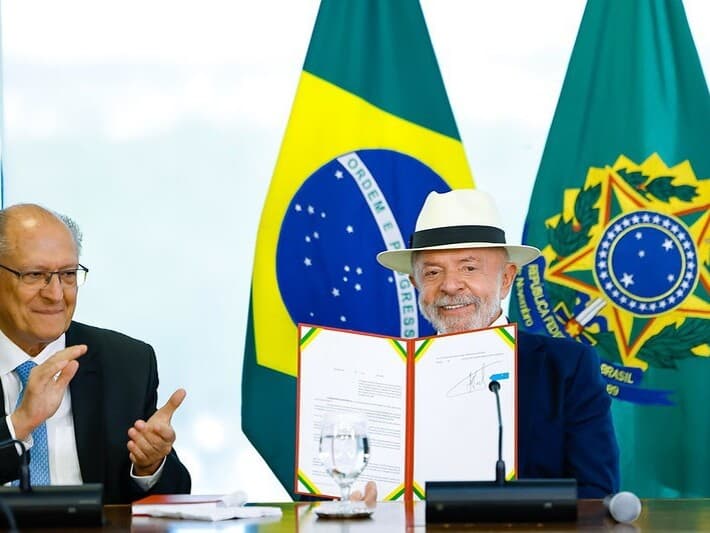 Acordo foi feito "a ferro, suor e sangue", disse Lula ao assinar o decreto do acordo entre União Europeia e Mercosul. - Ricardo Stuckert/PR