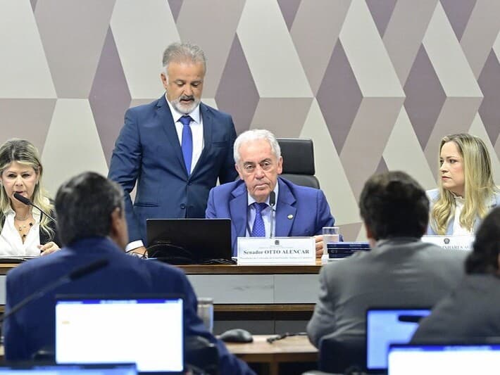 Margareth Rodrigues Costa e Tarcijany Linhares Aguiar Machado durante sabatina na CCJ. Entre elas, o presidente da comissão, Otto Alencar. - Geraldo Magela/Agência Senado